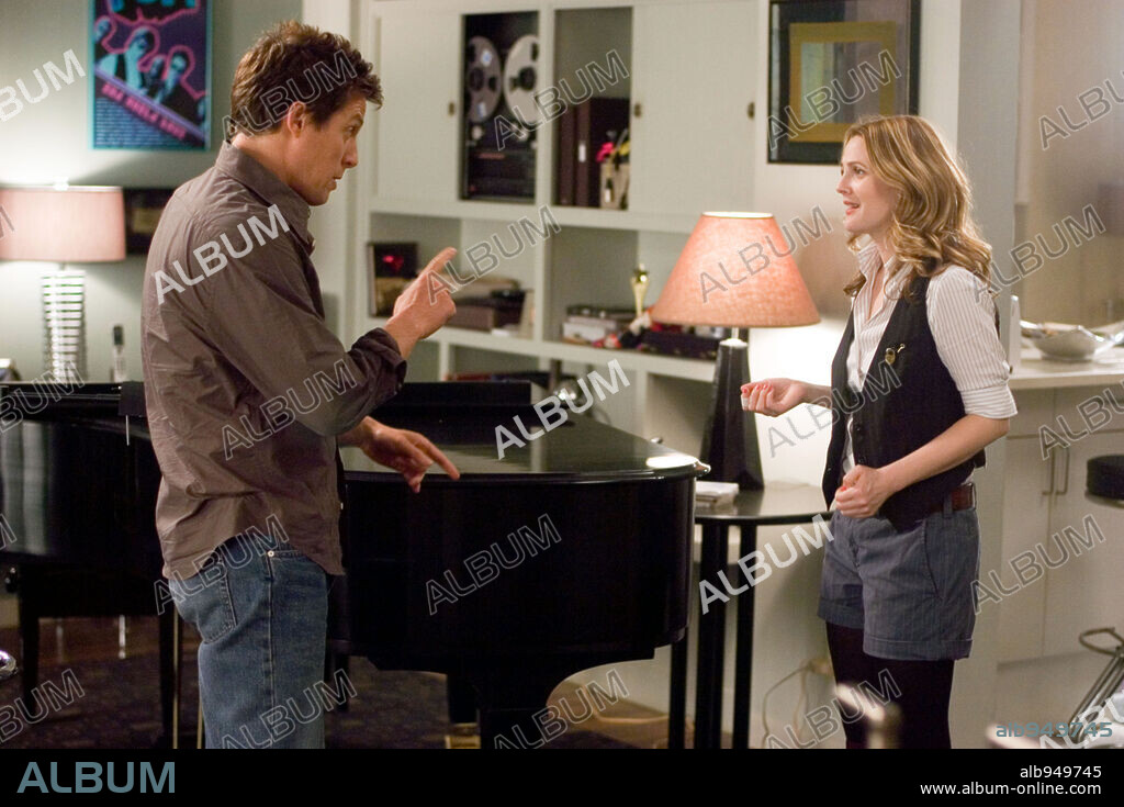 DREW BARRYMORE y HUGH GRANT en TU LA LETRA, YO LA MUSICA, 2007 (MUSIC AND LYRICS), dirigida por MARC LAWRENCE. Copyright WARNER BROS.