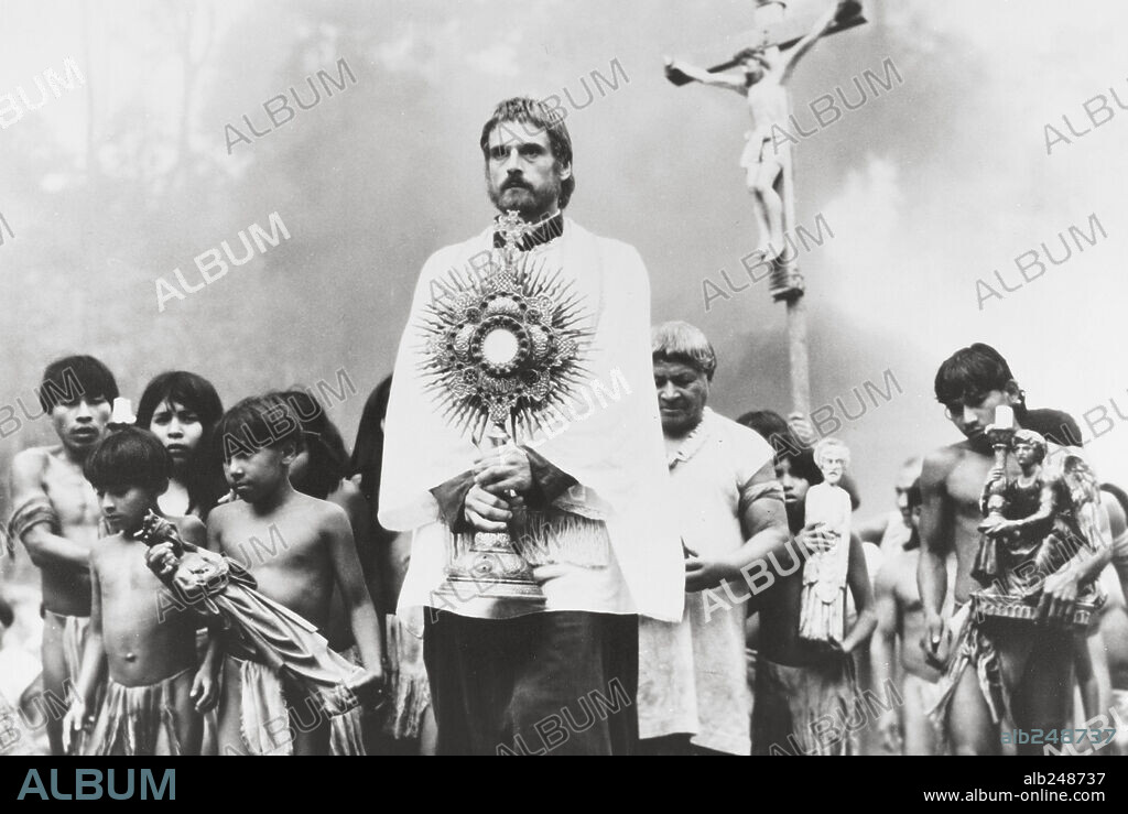 JEREMY IRONS en LA MISIÓN, 1986 (THE MISSION), dirigida por ROLAND JOFFE. Copyright WARNER BROTHERS.
