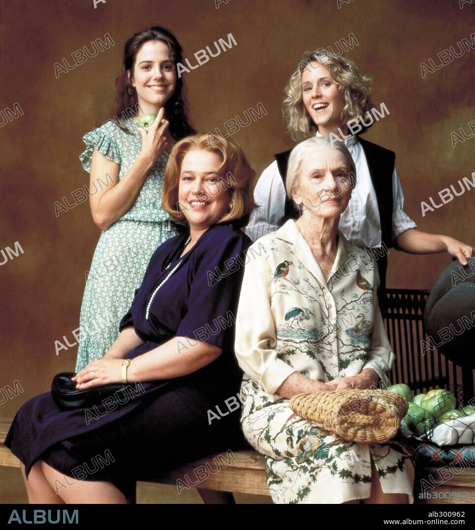 JESSICA TANDY, KATHY BATES, MARY-LOUISE PARKER y MASTERSON, MARY STUART en TOMATES VERDES FRITOS, 1991 (FRIED GREEN TOMATOES), dirigida por JONATHAN MICHAEL AVNET. Copyright WARNER BROTHERS.