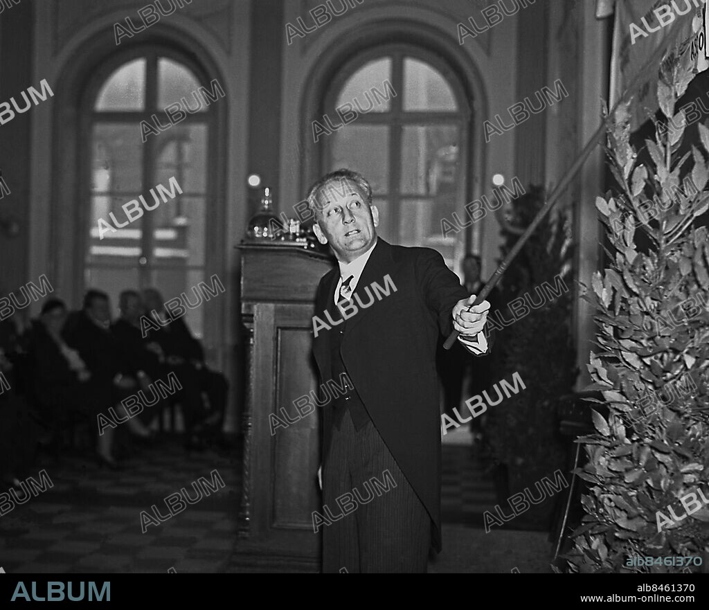 ARKIV 1937 . Ungersk-amerikanske läkaren Albert Szent-Györgyi, Nobelpristagare i medicin håller sin Nobelföreläsning.. Foto: TT / Kod 1900.
