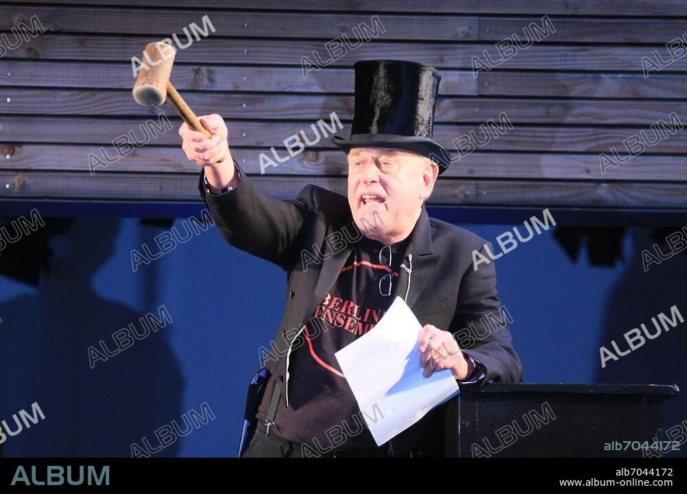 Claus Peymann versteigert Fundus Am Berliner Ensemble,  20.09.2008 Berlin.