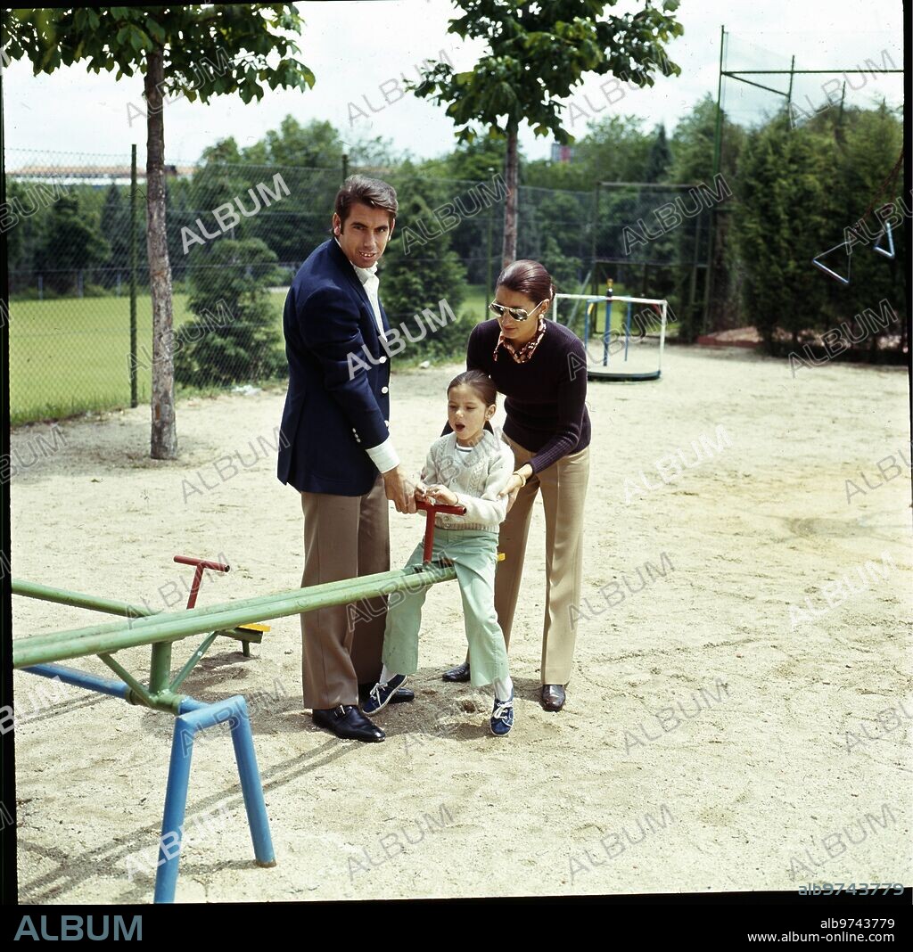 1975. Manolo Santana y su primera mujer, María Fernanda Dopeso, con su hija, Beatriz Santana.