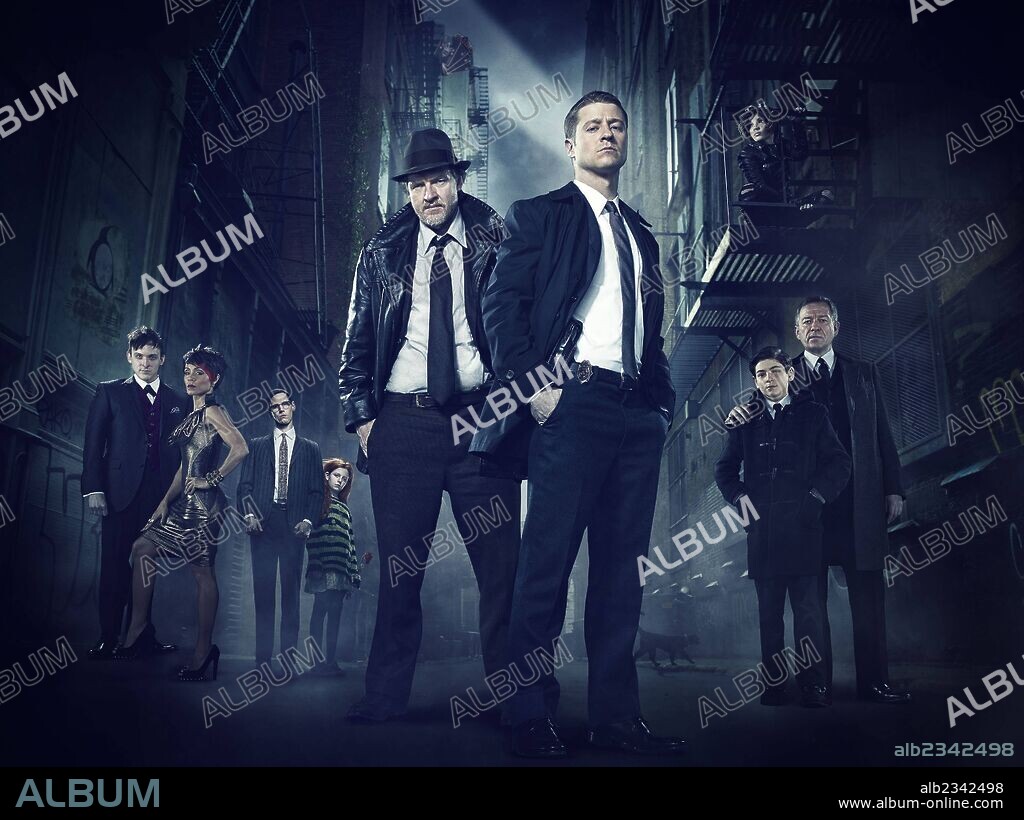 BEN MCKENZIE and DONAL LOGUE in GOTHAM, 2014, directed by DANNY CANNON. Copyright FOX.