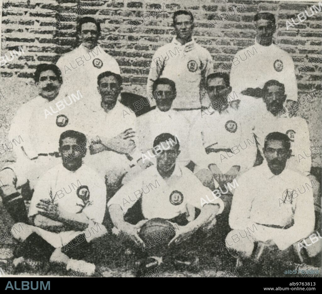 Alineación del Real Madrid en 1906 que consiguió su segundo título. De izquierda a derecha, Berraondo, Alcalde, J. Yarza,Parages, Prast, Alonso, Revuelto, A. Giralt, Manuel Yarza, Normand y J. Giralt.