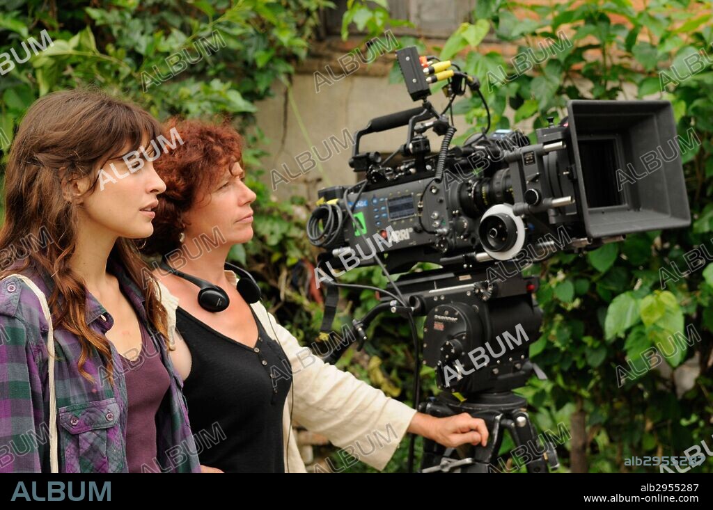 ICIAR BOLLAIN and VERONICA ECHEGUI in KATMANDU, UN ESPEJO EN EL CIELO, 2011, directed by ICIAR BOLLAIN. Copyright CANAL +.