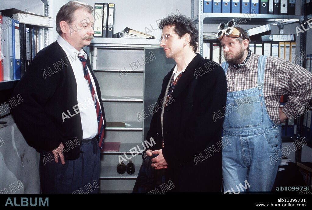 LIEBLING KREUZBERG / The only honest one / Pelzer (STEFAN RECK,mi) has hired his ex-client Seliger (MICHAEL WALKE) to open the locked safe in which the money for his client Mrs. Holstein is supposed to be. But when the safe is finally open, Pommerenke (DIETER MONTAG,l) has a lot of explaining to do, because the safe is empty... / BRD 1997.
