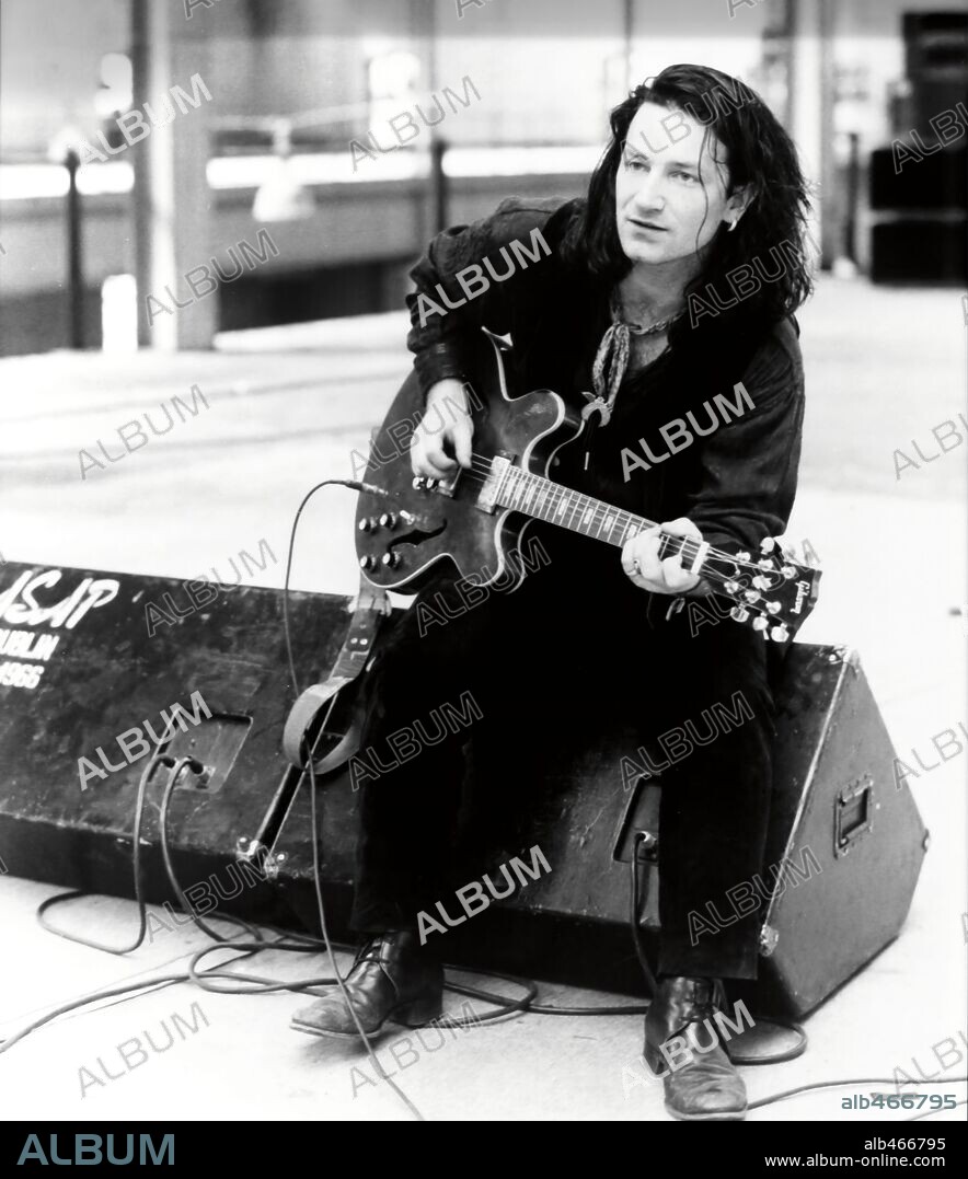 BONO in U2: RATTLE AND HUM, 1988, unter der Regie von PHIL JOANOU. Copyright PARAMOUNT PICTURES.