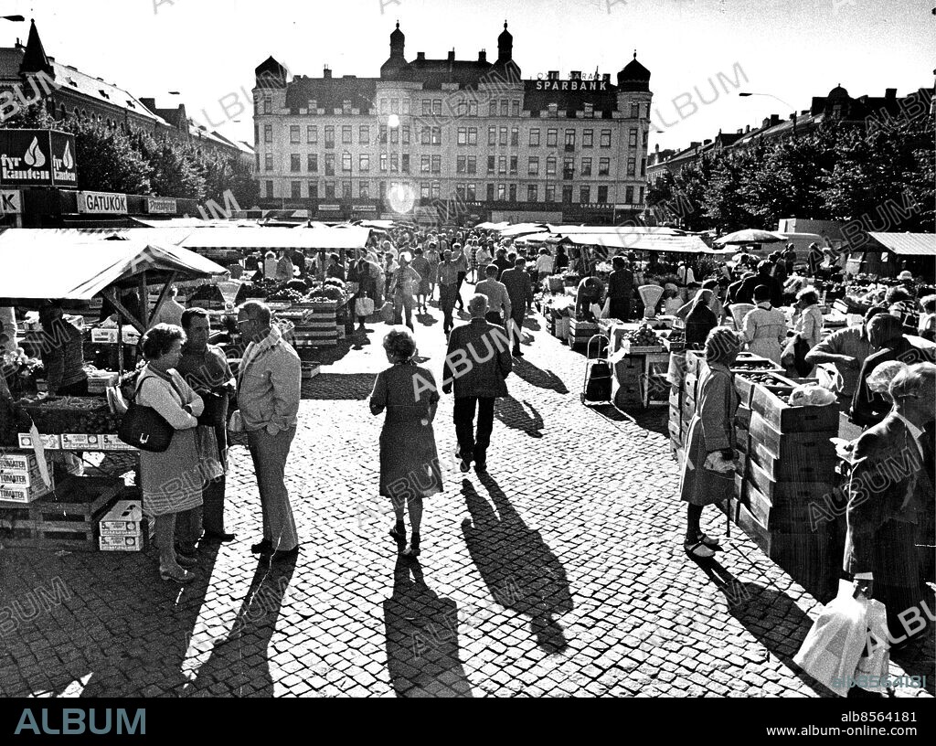 Torghandel på Möllan, Möllevångstorget i Malmö, 1976.. Foto: Lennart Peters / Sydsvenskan / IBL Bildbyrå.