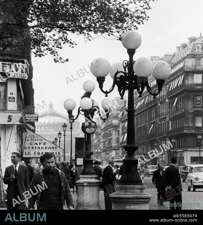 Paris (Frankreich), Avenue de l'Opéra. Straßenbild (Ecke Place du Théâtre Français / Avenue de l'Opéra); im Hintergrund die Opéra. Foto, undat. (um 1960). Aus einer Serie: Paris, rues et passages, 1er Arrondissement.