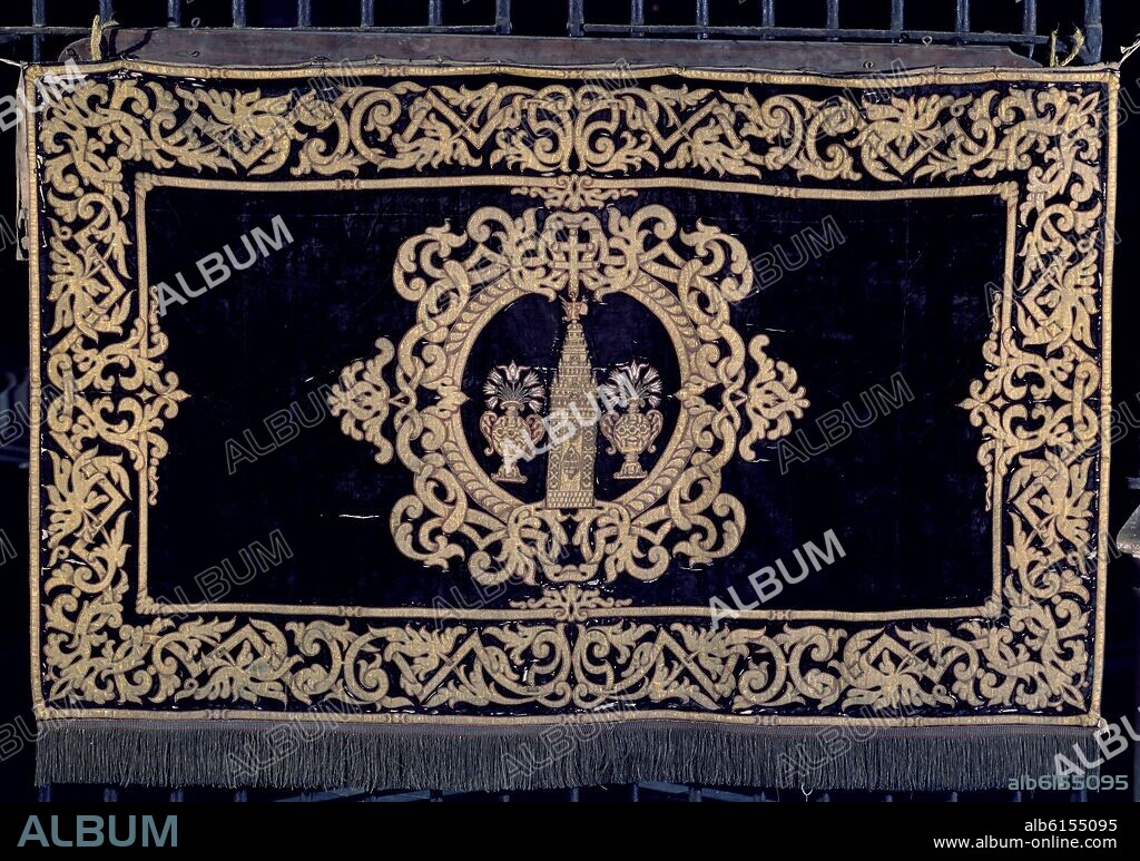 PAÑO FUNERARIO DE TERCIOPELO NEGRO Y BORDADOS CON LA GIRALDA FLANQUEADA DE JARRONES DE AZUCENAS - SIGLO XVIII.