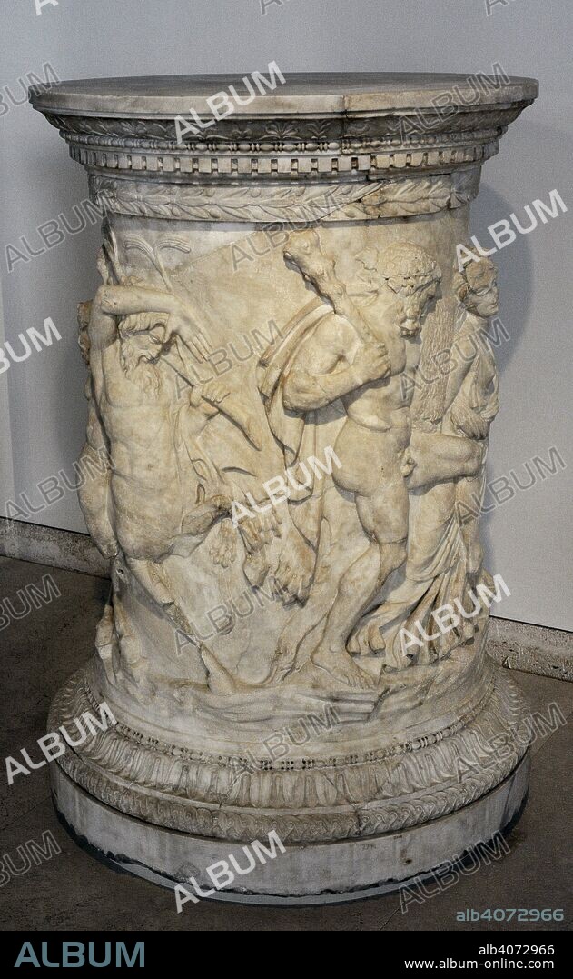 Ara dedicada al dios del vino Baco. En los relieves se representa a Baco acompañado de Hércules, Sileno y el centauro Quirón en una celebración. Siglo I. Mármol. Procedente de Roma (Italia). Museo Arqueológico Nacional. Madrid. España.