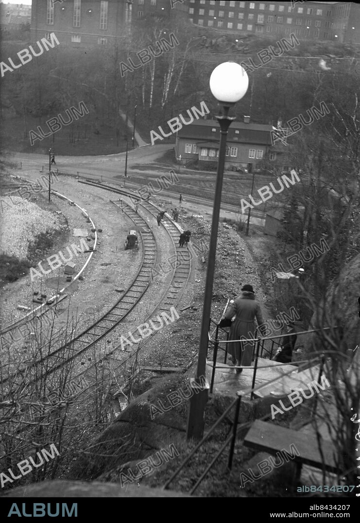 Göteborg 1936-11-11 - Spårvagnsräls lägges från Guldheden ner mot Landala - idag ligger Chalmers entré till höger och trappan i bilden finns kvar idag - *** Local Caption *** GT Låda 1936-nov-01. KAMERAREPORTAGE.
