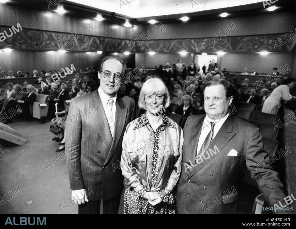 GÖTEBORG 1990-03-20.. Birgitta Ulfsson på Finlandsafton i Stenhammarssalen tilsammans med skådespelaren Frej Lindqvist och generalkonsul Tom Söderman - regissör och skådespelare. *** Local Caption *** GP Foto: Peter Claesson / Kamerareportage / TT / Kod: 2524.