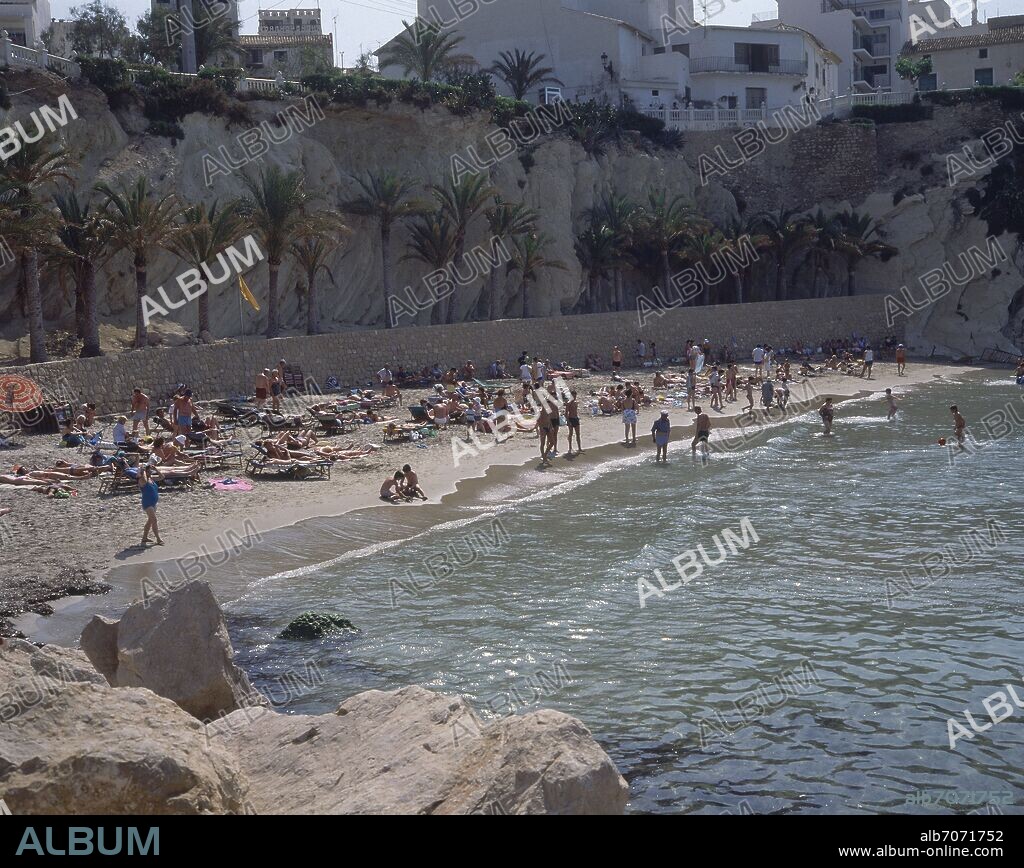 PLAYA DEL MALPAS DE BENIDORM CON TURISTAS EN LOS AÑOS 80.