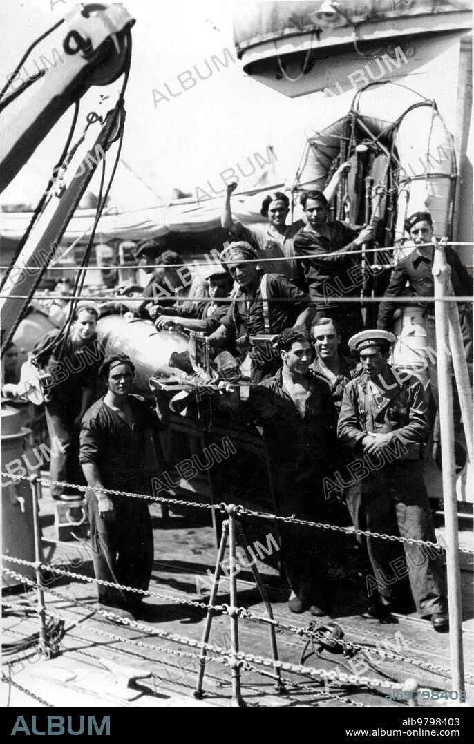 Agosto 1936. Marinos del almirante miranda Preparando un torpedo para ser lanzado sobre Ibiza, que se Encontraba en poder de los Nacionales.