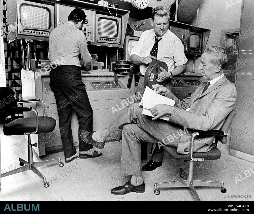 STOCKHOLM 1970-09-17 . Producenten Lasse Wallén och programledaren Bengt Feldreich, redigerar ett tv-program . Foto: Jacob Forsell / Expressen / TT / Kod: 14. **AFTONBLADET OUT**.