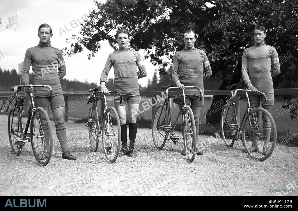 ARKIV . Det svenska cykellaget som tog guld vid OS i Stockholm 1912. Laget bestod av från vänster Erik Friborg, Ragnar Malm, Axel W Persson och Algot Lönn.. Foto: TT / Kod 1900.