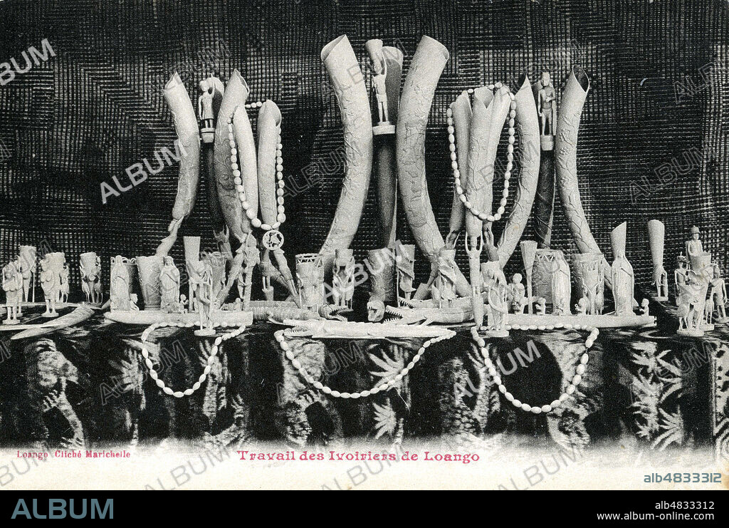 'Travail des ivoiriers de Loango'. Sculptures sur defenses d'elephants. Carte postale vers 1910. Credit : IM/KHARBINE-TAPABOR.