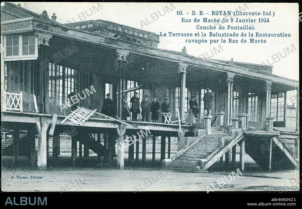 Royan Raz de maree du 9/01/1924. Carte postale anonyme. Conche de Padillac. La terrasse et la balustrade de la Restauration ravagee par le raz de maree. Credit :Collection IM/KHARBINE-TAPABOR.