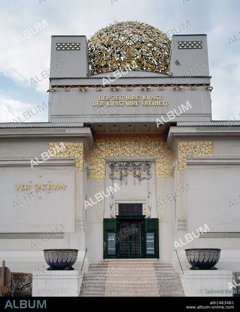 ARTE S. XIX. AUSTRIA. OLBRICH, Joseph Maria (Troppau,1867-Düsseldorf, 1908). Arquitecto alemán. EDIFICIO DE LA SECESSION. Levantado en el año 1898 como sala de exposición de los artistas de la Secession, en estilo Jugendstil, en forma de cubo compacto con cuatro torres. Fachada principal. VIENA.