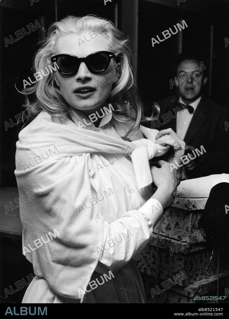 Skådespelerskan Anita Ekberg 1959, besök i Malmö glasögon solglasögon. (c) Skånereportage / Sydsvenskan /IBL Bildbyrå.
