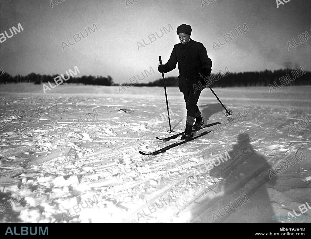ARKIV 1920 . Viktor Balck (1844-1928) har gått till historien som Idrottens fader i Sverige. Här är han under en skidtur.. Victor Balck, the father of sports in Sweden. Picture shows him skiing.. Foto: TT / Kod 1900.