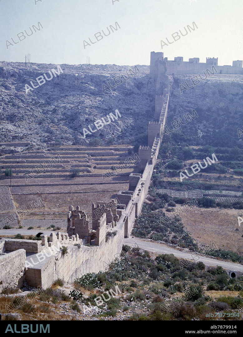 ALCAZABA DE ALMERIA - FORTIFICACION DE EPOCA MUSULMANA CONSTRUIDA EN EL SIGLO X.