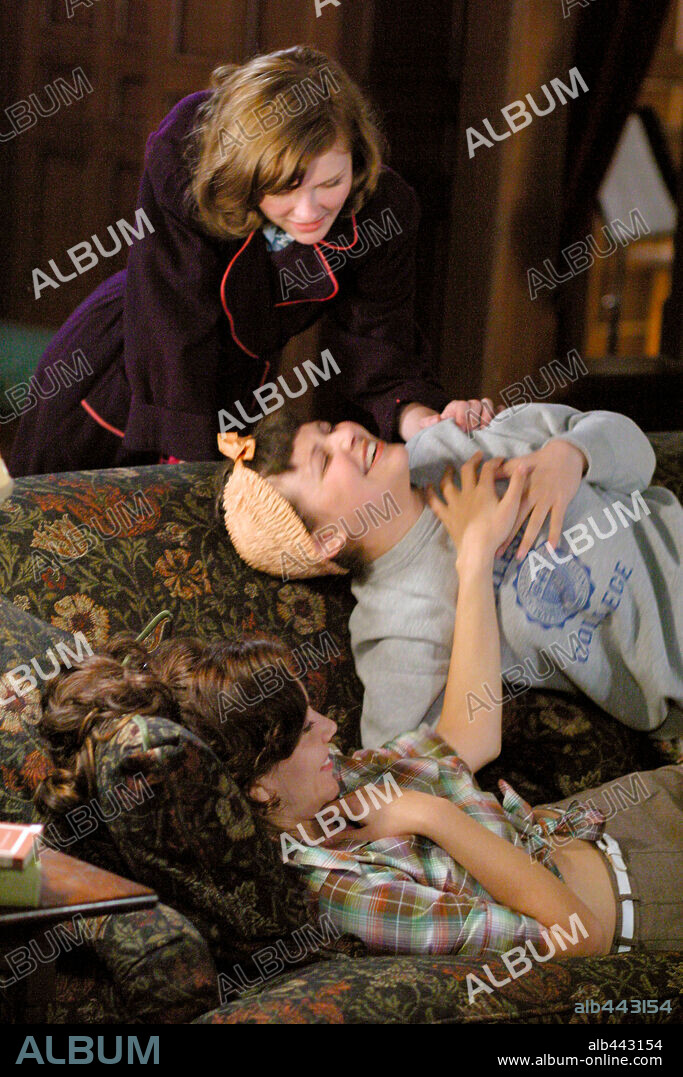 GINNIFER GOODWIN und KIRSTEN DUNST in MONA LISA SMILE, 2003, unter der Regie von MIKE NEWELL. Copyright REVOLUTION SRUDIOS AND COLUMBIA PICTURES INC. / MARSHAK, BOB.