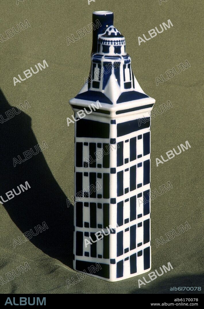 BOTELLA CON FORMA DE TORRE - LOZA VIDRIADA Y PINTADA EN BLANCO Y AZUL.