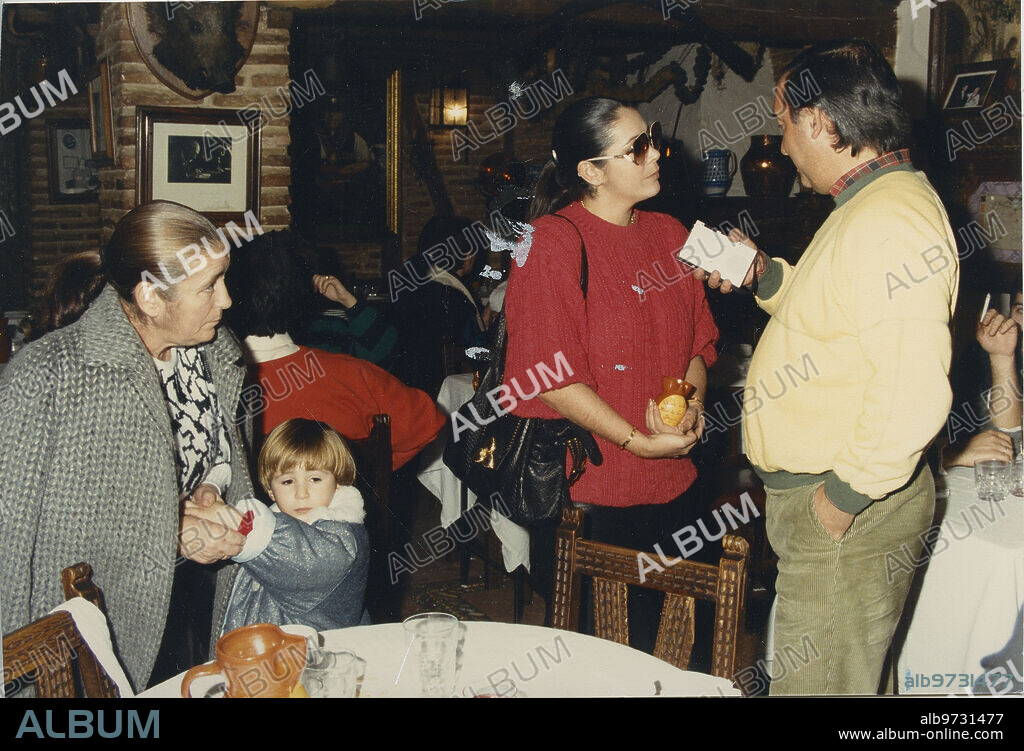Segovia, February 1987. Isabel Pantoja talks with our correspondent in Segovia, while Paquirrín hugs her grandmother at Cándido's inn.