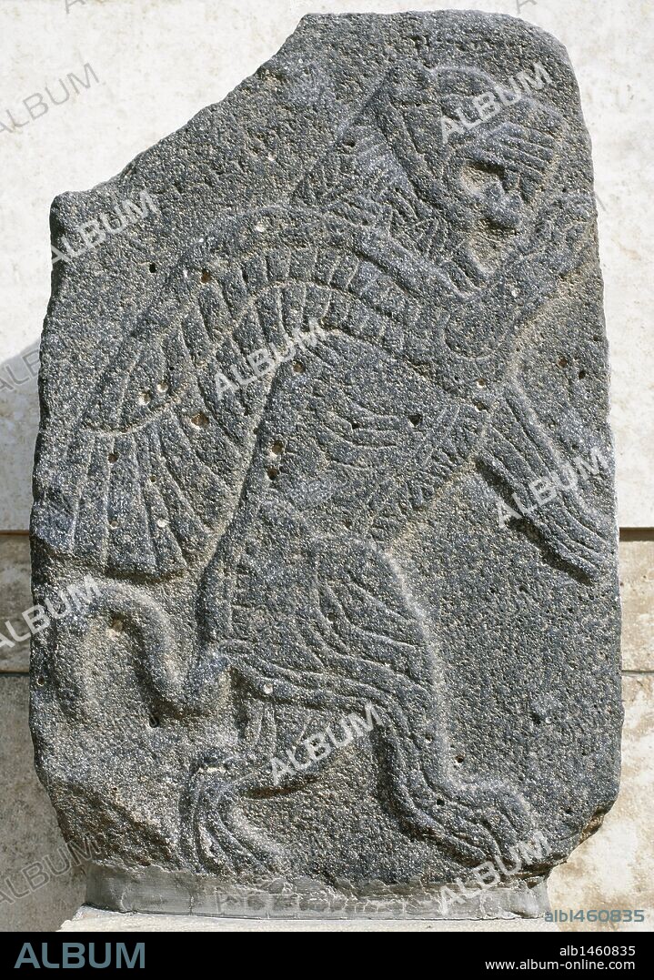 CIVILIZACIONES DEL MEDITERRANEO ORIENTAL. CULTURA ARAMEA. Desarrollada a partir del 1500 a. C. por este pueblo semita en tierras de la antigua Siria, cuyo núcleo puede situarse en las actuales Alepo y Damasco. Diestros en la talla de la piedra. Relieve en basalto con la representación de un león alado. Museo Nacional de Aleppo. Siria.