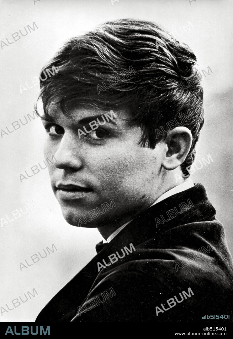 El cantante español Rafael Martos Sánches, conocido como Raphael.