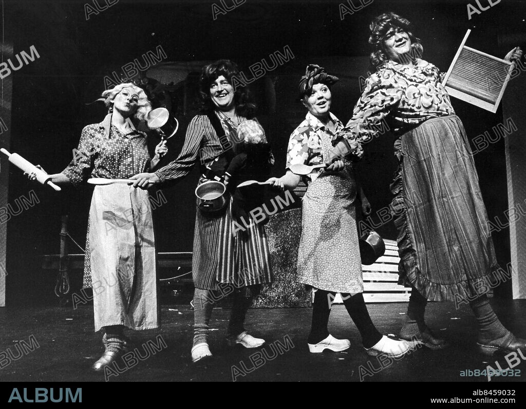 Göteborg 1980-10-21. Här är Systrarna Djup - från vänster Karin Engström, Sigge Ernst, Laila Westersund och Stefan Ljungqvist - inledningen av andra akten i årets Haggerevy *** Local Caption *** GP Foto: Frank Palm. Kamerareportage.