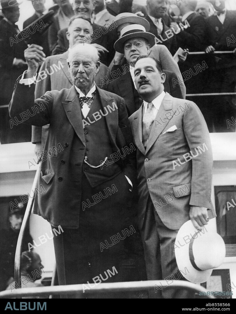 Orig. bildtext... WORLD'S GREATEST OPTIMIST WELCOMED TO NEW YORK. New York. Sir Thomas Lipton, British financier and sportsman who is making his fifth quest next month for the America's Cup, with Grover Whalen aboard the city-welcoming boat Macom after his arrival aboard the S.S. Leviathan. Anm. T Lipton, 1848-1931, brittisk affärsman och seglare. Prickig fluga Klockkedja Mustascher CD465 persons: GROVER WHALEN;THOMAS LIPTON sites: STORBRITANNIEN*;NEW YORK;USA.