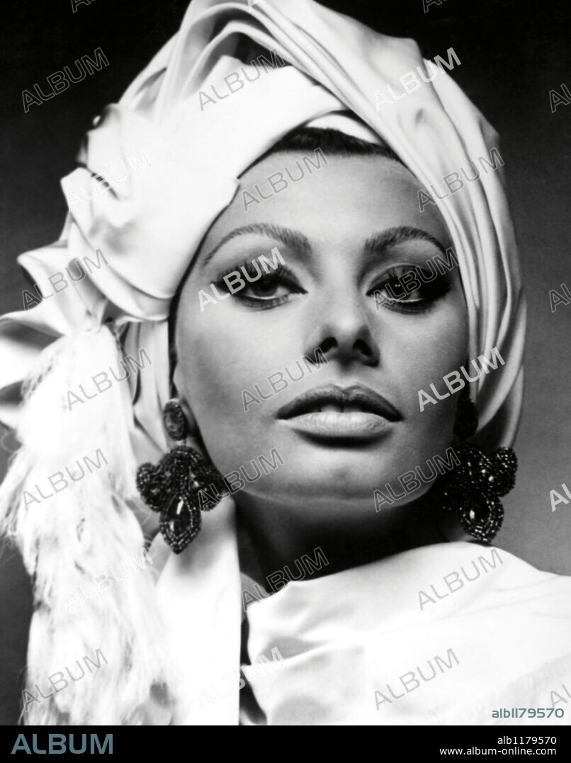 SOPHIA LOREN in ARABESQUE, 1966, directed by STANLEY DONEN. Copyright RANK/UNIVERSAL.