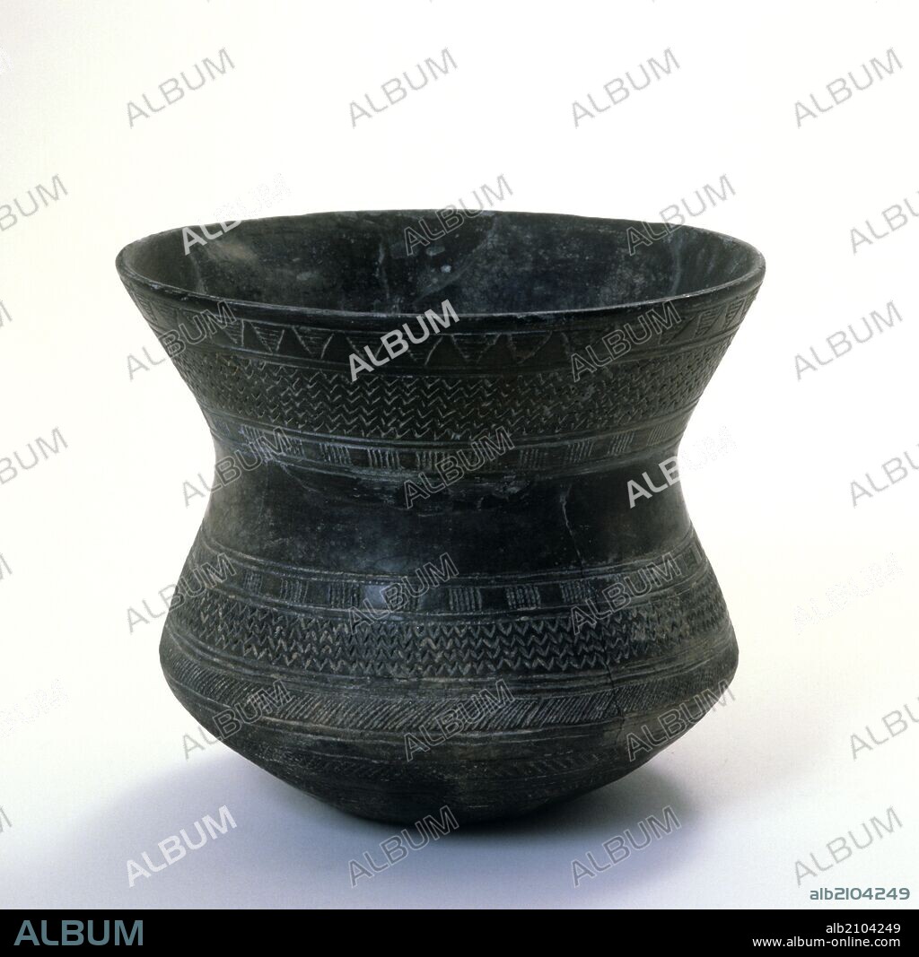 VASO CAMPANIFORME DEL TIPO CIEMPOZUELOS, PROCEDENTE DEL EL VENTORRO. CALCOLITICO CERAMICA. (DEPOSITO: MUSEO ARQUEOLOGICO NACIONAL).