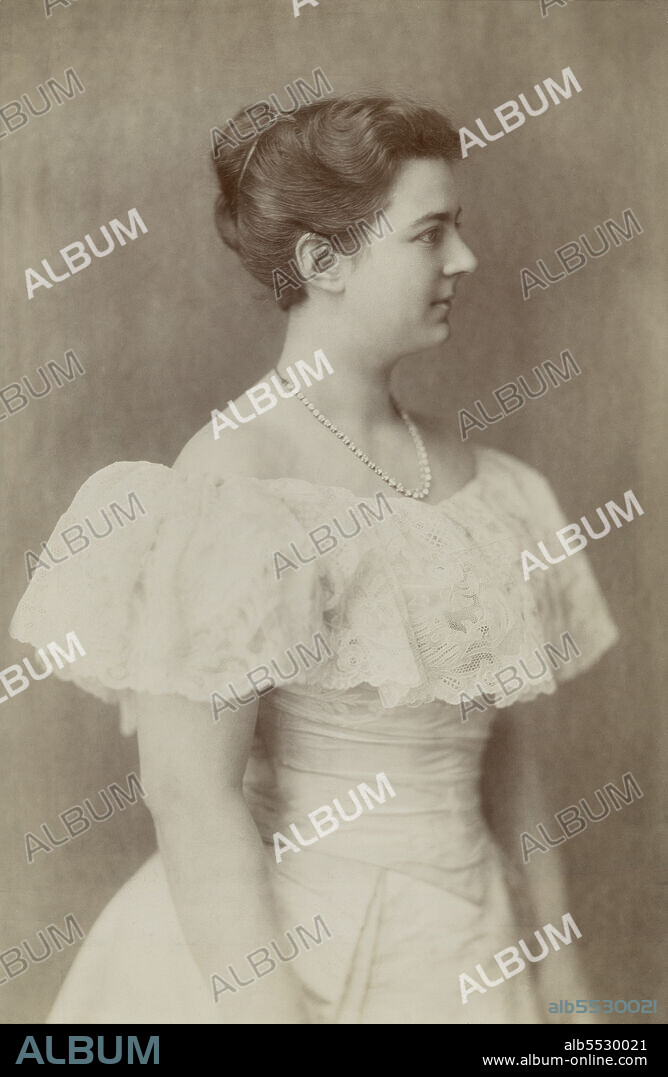 Frances Folsom Cleveland (1864-1947), U.S. First Lady 1886-1889 and 1893-1897 as wife of U.S. President Grover Cleveland, Frances Benjamin Johnston, 1897.