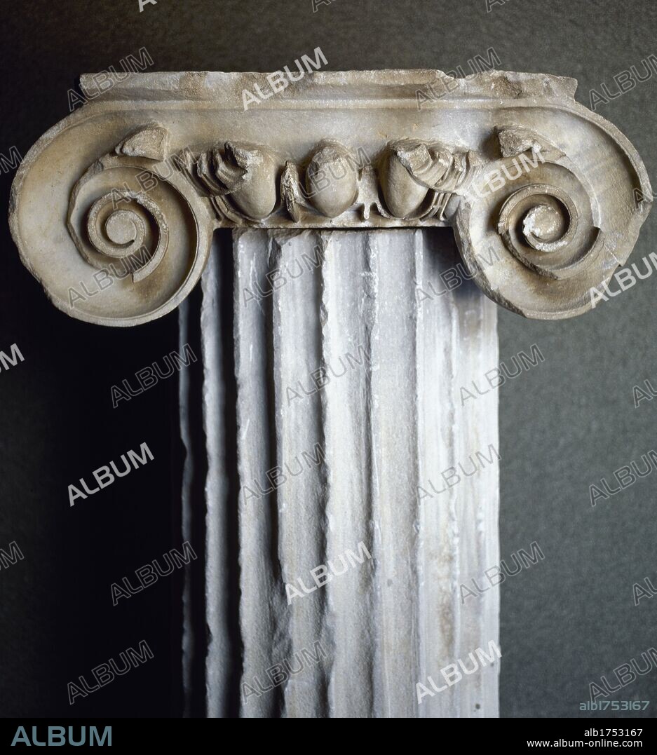 ARTE ROMANO. TURQUIA. Detalle de un CAPITEL JONICO, decorado con VOLUTAS. Museo de Pérgamo.