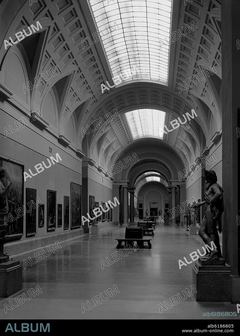 JUAN DE VILLANUEVA. GALERIA CENTRAL DEL MUSEO DEL PRADO CONSTRUIDO EN EL SIGLO XVIII - FOTOGRAFIA EN BLANCO Y NEGRO - AÑOS 60.