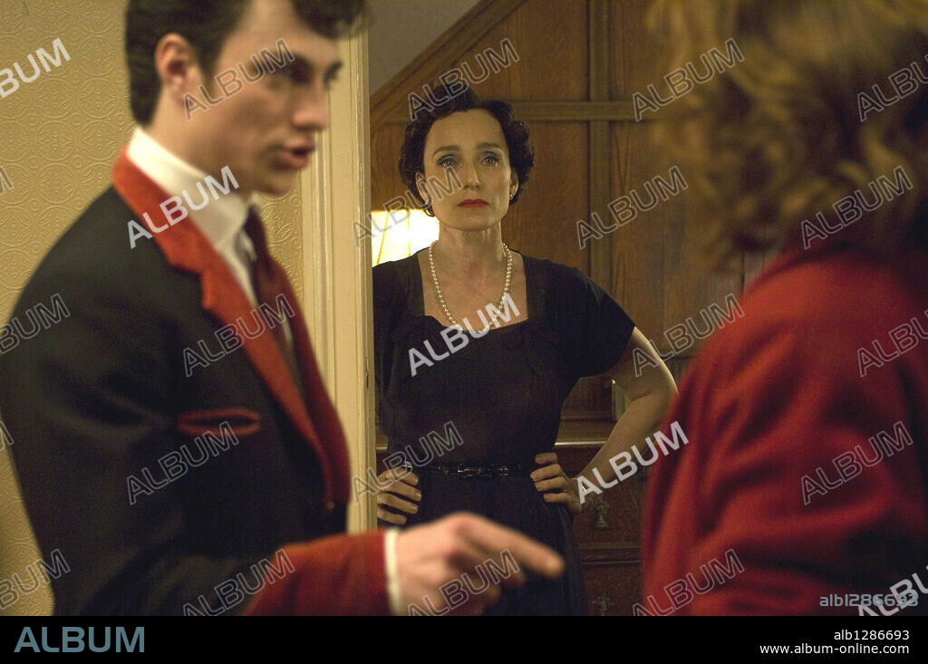 AARON TAYLOR-JOHNSON und KRISTIN SCOTT THOMAS in NOWHERE BOY, 2009, unter der Regie von SAM TAYLOR WOOD. Copyright ESCOSE/FILM4/UK FILM COUNCIL/AVER MEDIA/NORTH WEST VISION.