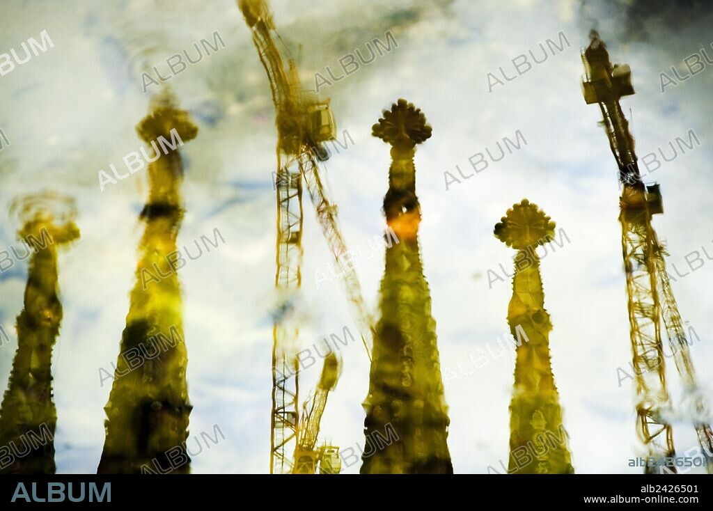 ANTONI GAUDÍ. SAGRADA FAMILIA. PINACULOS REFLEJADOS EN EL ESTANQUE.