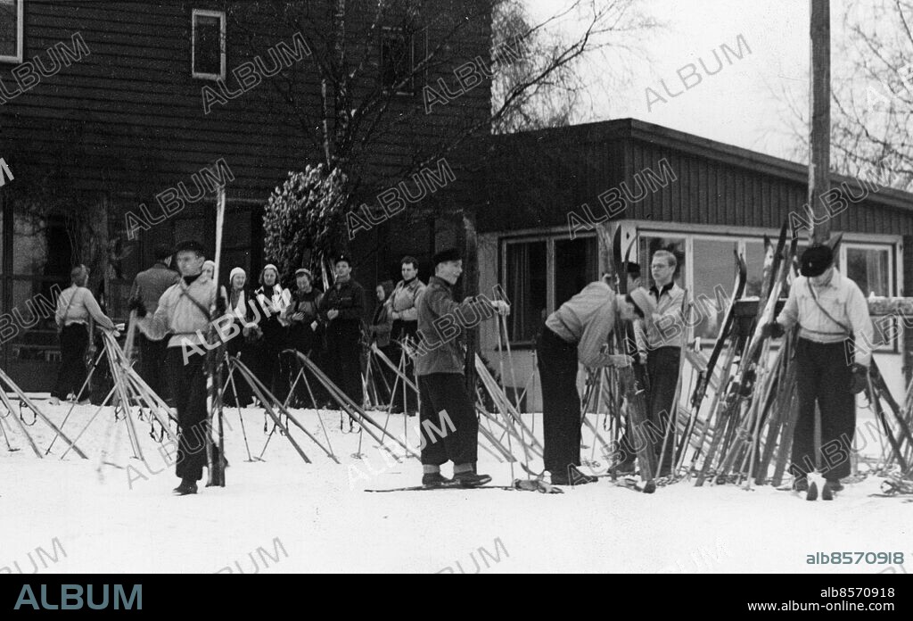 Vinter snö i Frostvallen febr 1940. Skidor stavar skidåkare utanför Storstugan i Frostavallen.. Foto: Sydsvenskan / IBL Bildbyrå.