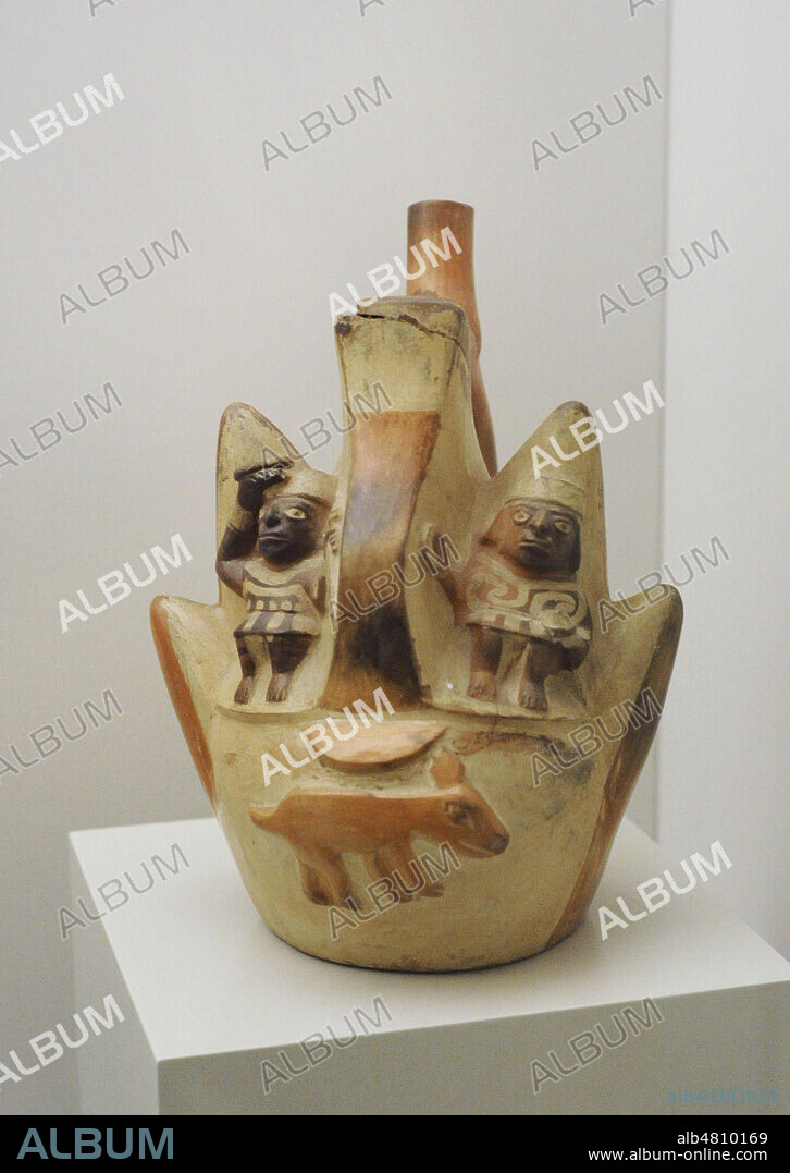 Vasija en forma de montaña donde se realizan sacrificios humanos. Cerámica. Cultura Mochica o Moche (100 a. C.-700 d. C.). Perú. Museo de América. Madrid. España.