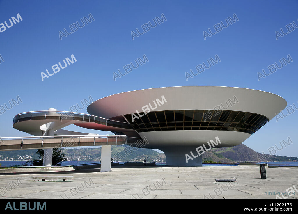 Museu do Arte Contemporanea (Museum of Contemporary Art), architect Oscar Niemeyer, Niteroi, Rio de Janeiro, Brazil, South America.
