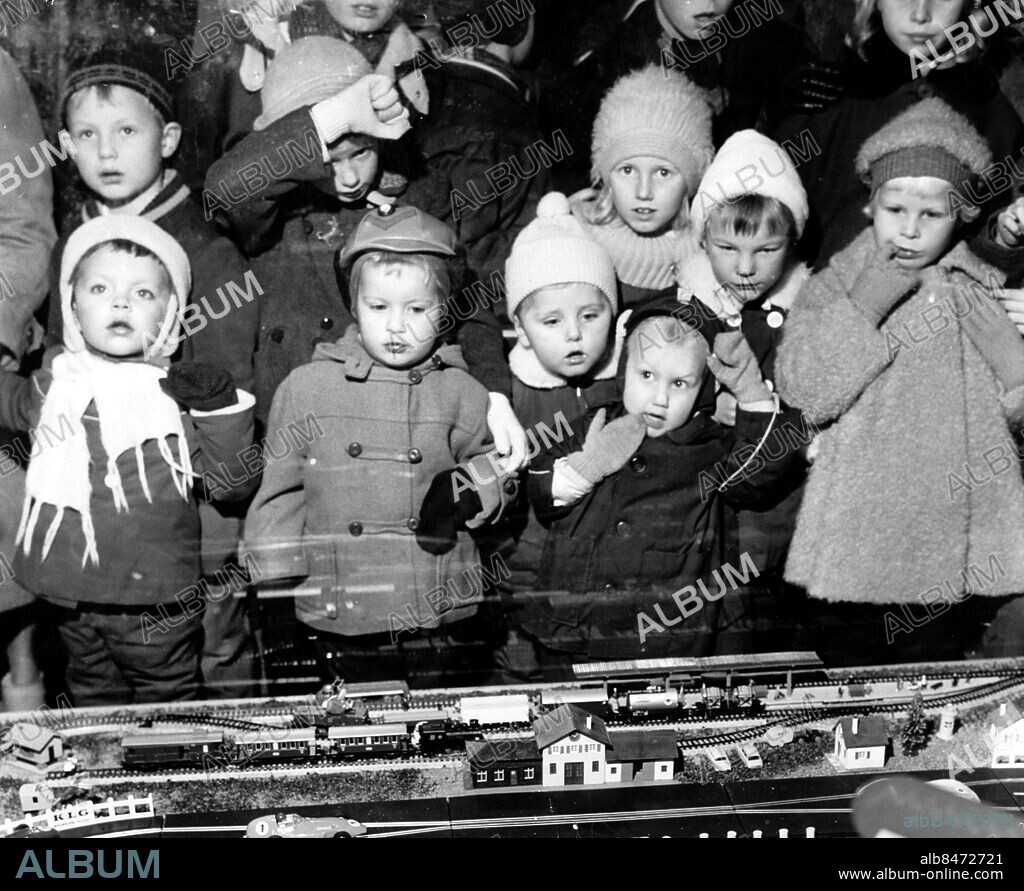 Julskyltning på Skyltsöndagen 1961 i Malmö. Barn ser på modelljärnväg i Wessels skyltfönster. Foto: Sydsvenskan Bild / IBL Bildbyrå.