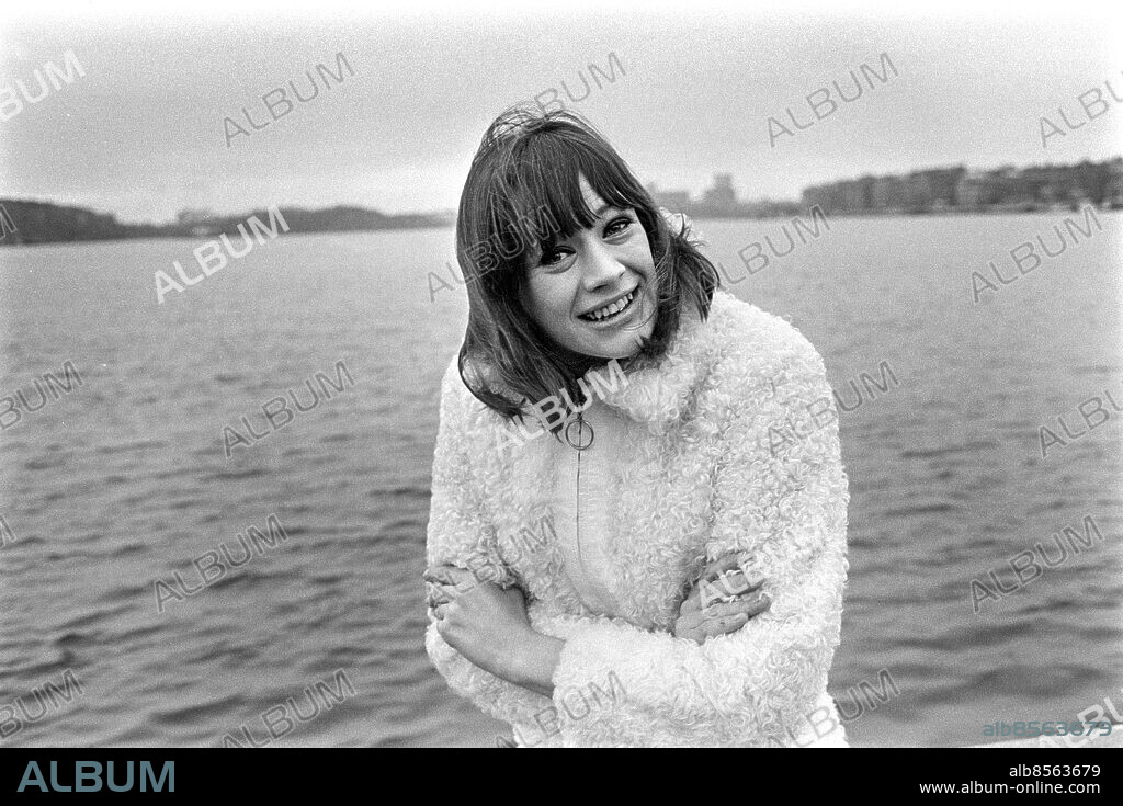 1968-11-26.. Lena Hansson, skådespelerska, sångerska och musiker.. Foto: Bo-Aje Mellin / RiR / SVT / Kod: 5600.. Bild och reportage publ. i RiR 51/68 sid. 16-17 inför TV-programmet Inte bara för Svenne utan också för Slark och Kenne.. RiR 19278 sv/v neg.