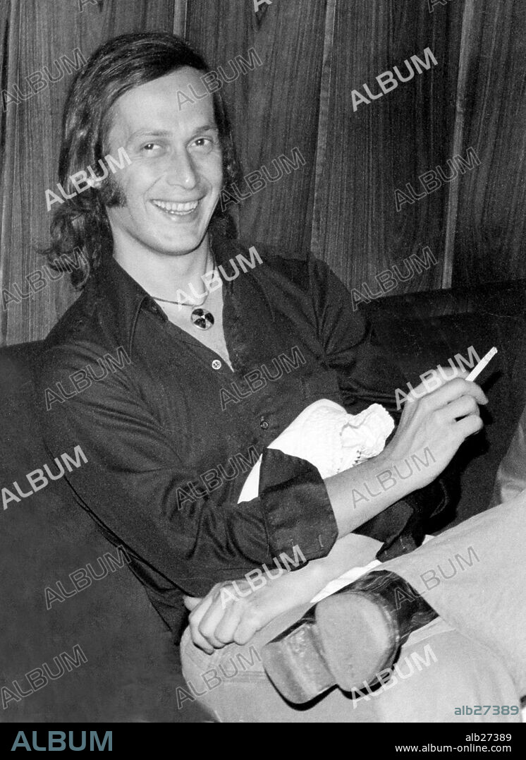El guitarrista español Paco de Lucía en una firma de discos en mayo de 1976.
