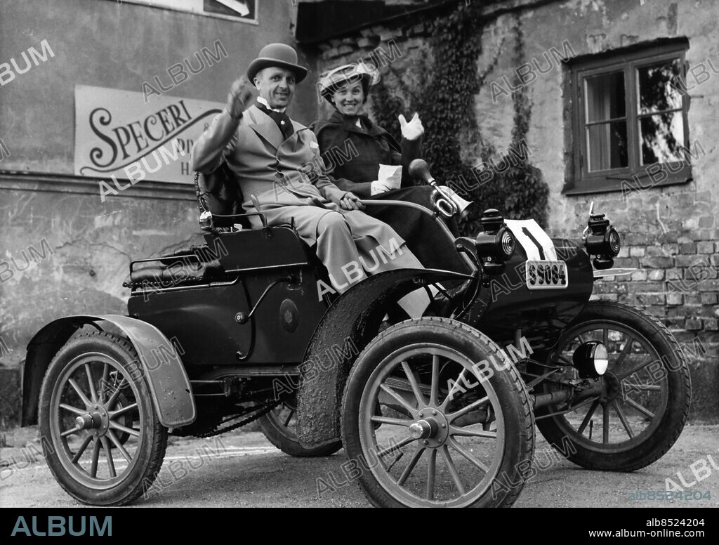 ARKIV 19570811.. Herr och fru Georg Persson i sin gamla Oldsmobile från 1902, under ett veteranrally som Motormännens Riksförbund och TV arrangerat. Foto: Yngve Johansson / SVT Bild / Kod: 5600. AB Text & Bilder. Mapp: 5-min. extra: Bil, bil, bil...