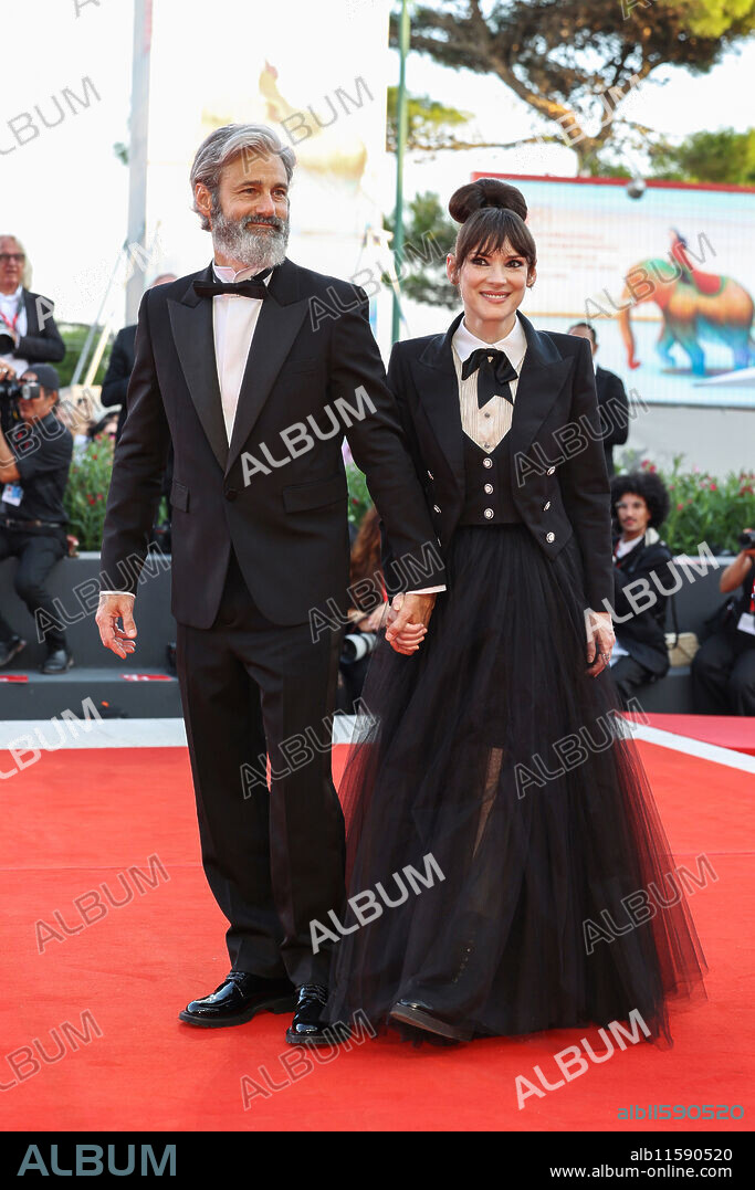 WINONA RYDER, WINONA RYDER SCOTT MACKINLAY HAHN et Winona Ryder. August 28, 2024, Venice, Venice, Italy: Scott Mackinlay Hahn and Winona Ryder on the red carpet of Venice International Film Festival for 'Beetlejuice Beetlejuice' Premiere.(Credit Image: © Marina Takimoto/ZUMA Press Wire).