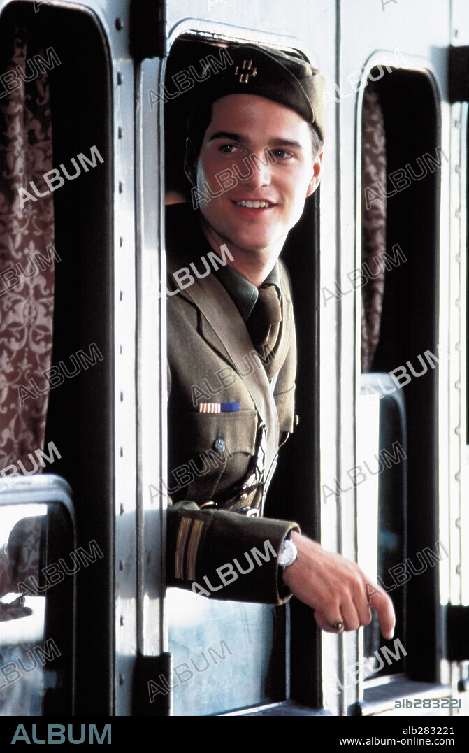 ERNEST HEMINGWAY y CHRIS O'DONNELL. CHRIS O'DONNELL en EN EL AMOR Y EN LA GUERRA, 1996 (IN LOVE AND WAR), dirigida por RICHARD ATTENBOROUGH. Copyright NEW LINE CINEMA / BAILEY, ALEX.